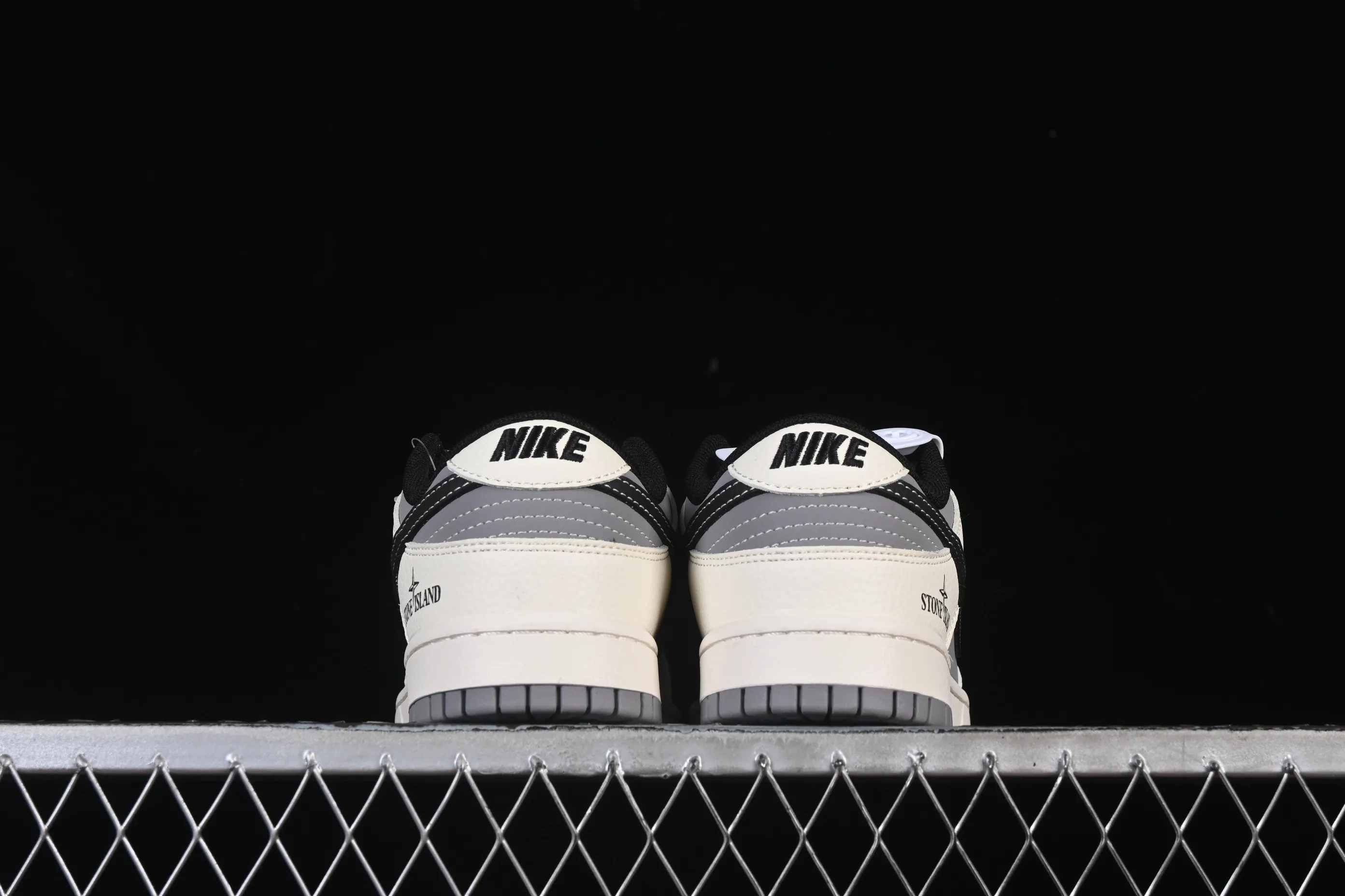 All categories Nk SB Dunk Series Nk SB Dunk Low High-end customized low-top sneakers Nike SB Dunk Low Stone Island joint beige and black stitching Anniversary high-end customized low-top casual sneakers JP8028-041